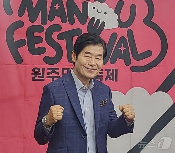 본문 이미지 - &#39;2025 원주만두축제&#39;가 오는 24~26일 강원 원주시 중앙동 전통시장과 문화의 거리 등에서 열릴 예정인 가운데, 이번 축제의 홍보대사와 라이브쿠킹쇼를 맡은 이연복 &#39;목란&#39; 오너셰프가 15일 원주시청 브리핑룸에서 축제 준비일정을 소화하고, 기념사진을 촬영하고 있다. 2025.10.15/뉴스1 ⓒ News1 신관호 기자