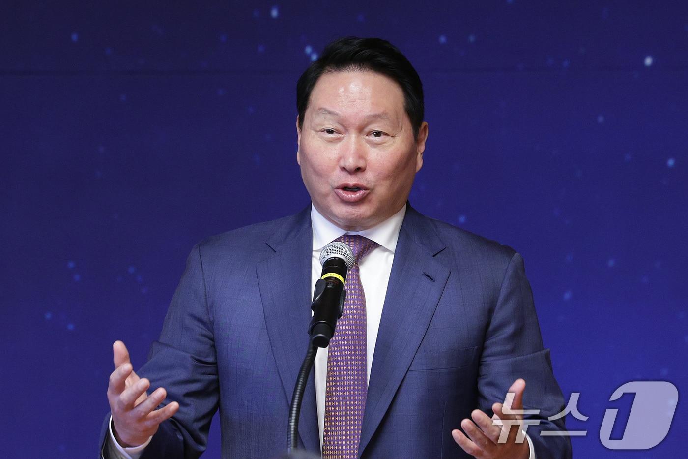 최태원 대한상의 회장이 15일 서울 여의도 국회 사랑재에서 열린 국회 사회적 대화 공동 선언식에서 인사말을 하고 있다. 2025.10.15/뉴스1 ⓒ News1 신웅수 기자