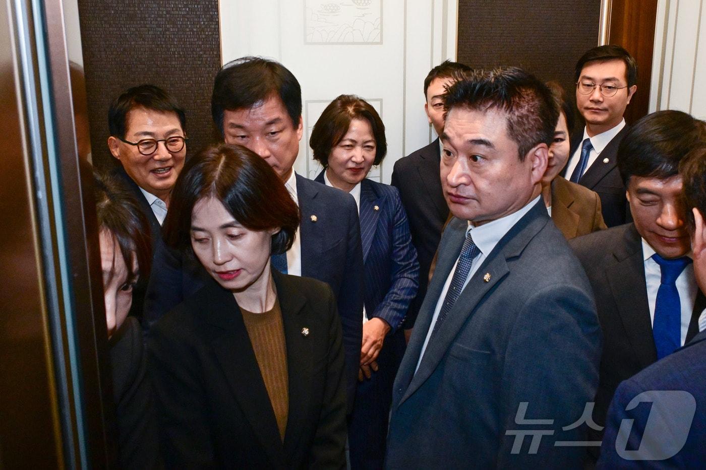 추미애 법제사법위원장과 박지원 민주당 의원&#40;왼쪽 뒤&#41; 등 국민의힘 소속 의원을 제외한 법제사법위원들이 15일 서울 서초구 대법원에서 현장 점검을 위해 승강기에 오르고 있다. 2025.10.15/뉴스1 ⓒ News1 국회사진기자단