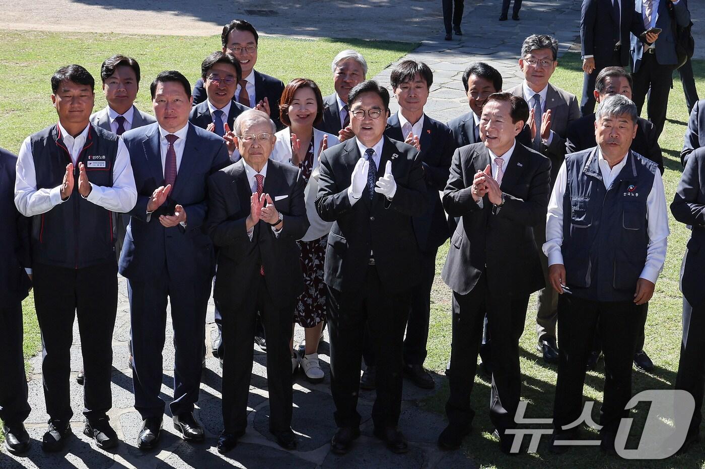 우원식 국회의장이 15일 서울 여의도 국회 사랑재에서 열린 국회 사회적 대화 공동 선언식에서 참석자들과 기념 촬영을 하고 있다. 이날 선언식에는 김동명 한국노총 위원장과 양경수 민주노총 위원장, 김기문 중소기업중앙회장, 손경식 한국경영자총협회장, 최태원 대한상의 회장 등이 참석했다. 2025.10.15/뉴스1 ⓒ News1 신웅수 기자