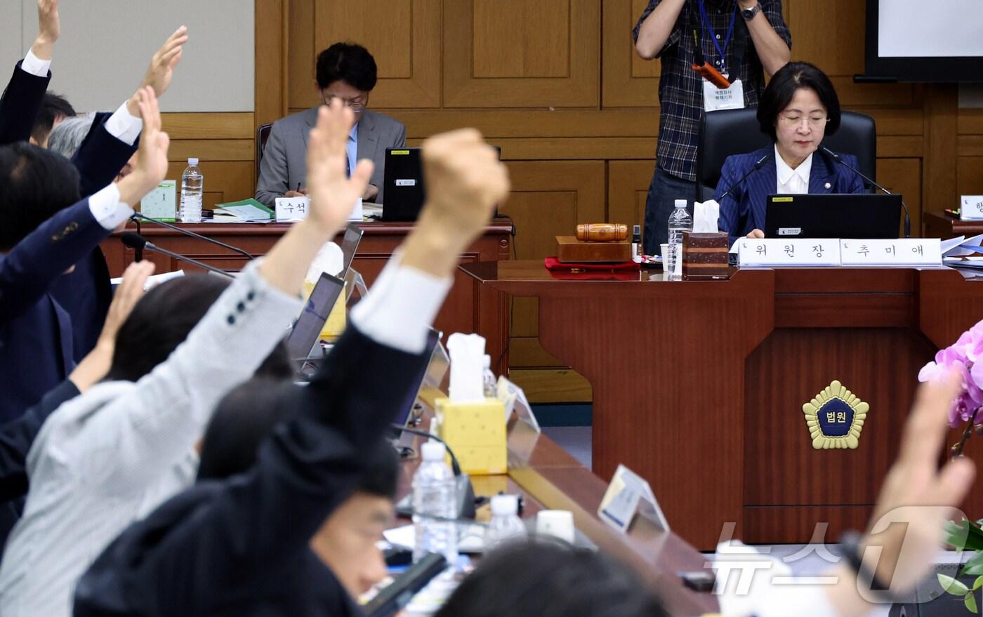 15일 오전 서울 서초구 대법원에서 열린 전체회의에서 &#39;이재명 대통령의 공직선거법위반 사건에 대한 대법원 전원합의체 관련 서류 제출 요구의 건&#39;에 대한 찬성 거수투표가 진행되고 있다. 2025.10.15/뉴스1 ⓒ News1 국회사진기자단