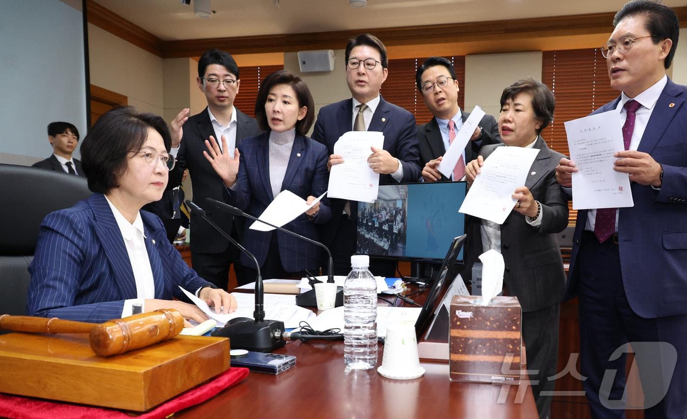 국회 법제사법위원회 국민의힘 의원들이 15일 오전 서울 서초구 대법원에서 열린 전체회의에서 &#39;이재명 대통령의 공직선거법위반 사건에 대한 대법원 전원합의체 관련 서류 제출 요구의 건&#39; 처리에 재판 개입이라 주장하며 항의하고 있다. 2025.10.15/뉴스1 ⓒ News1 국회사진기자단