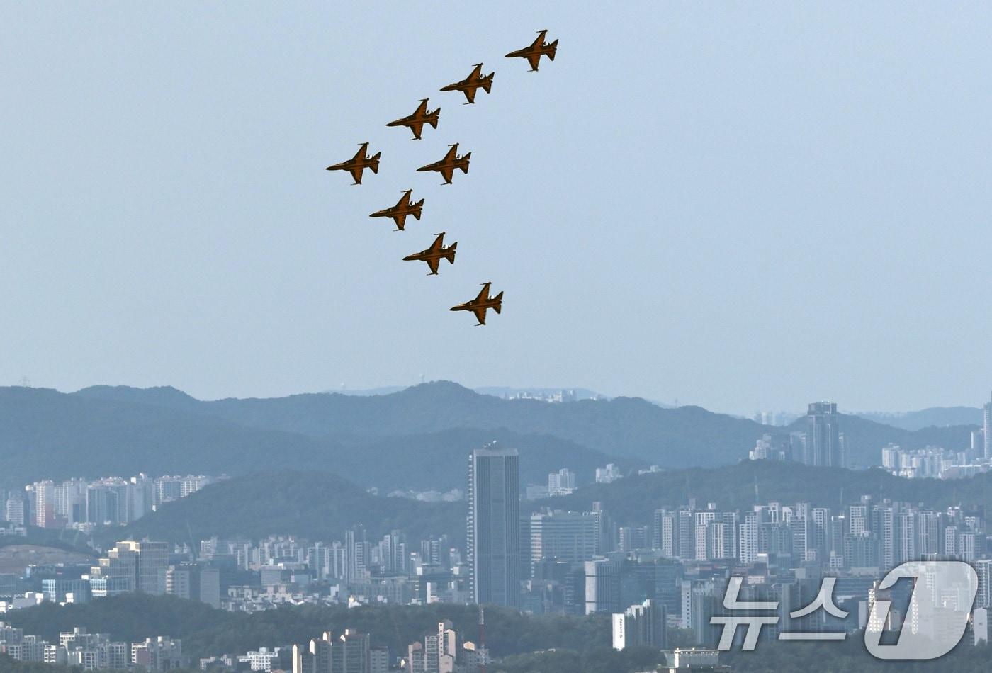 공군 특수비행팀 블랙이글스 편대가 15일 경기 성남시 서울공항 일대에서 국제 항공우주 및 방위산업 전시회&#40;ADEX&#41;를 앞두고 에어쇼 사전연습 비행을 하고 있다. 2025.10.15/뉴스1 ⓒ News1 구윤성 기자