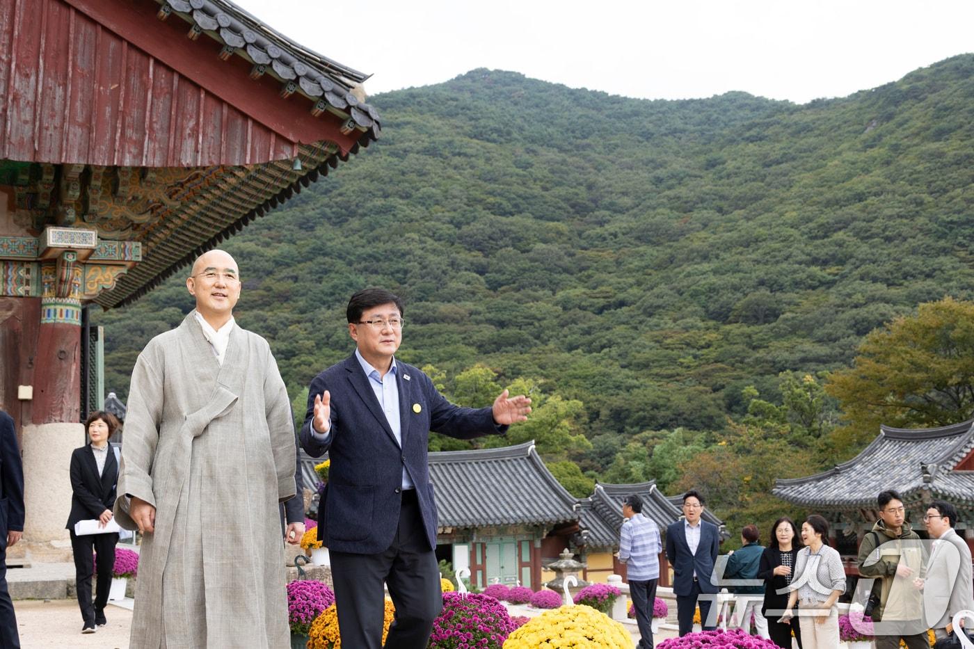 김성환 기후에너지환경부 장관이 15일 부산 금정구 범어사를 찾아 주지 정오스님을 예방하고 금정산 국립공원 지정 추진 관련 문화경관의 보전과 지속가능한 이용방안 등에 대한 불교계 의견을 청취하고 있다. (기후환경에너지부 제공. 재판매 및 DB 금지) 2025.10.15/뉴스1