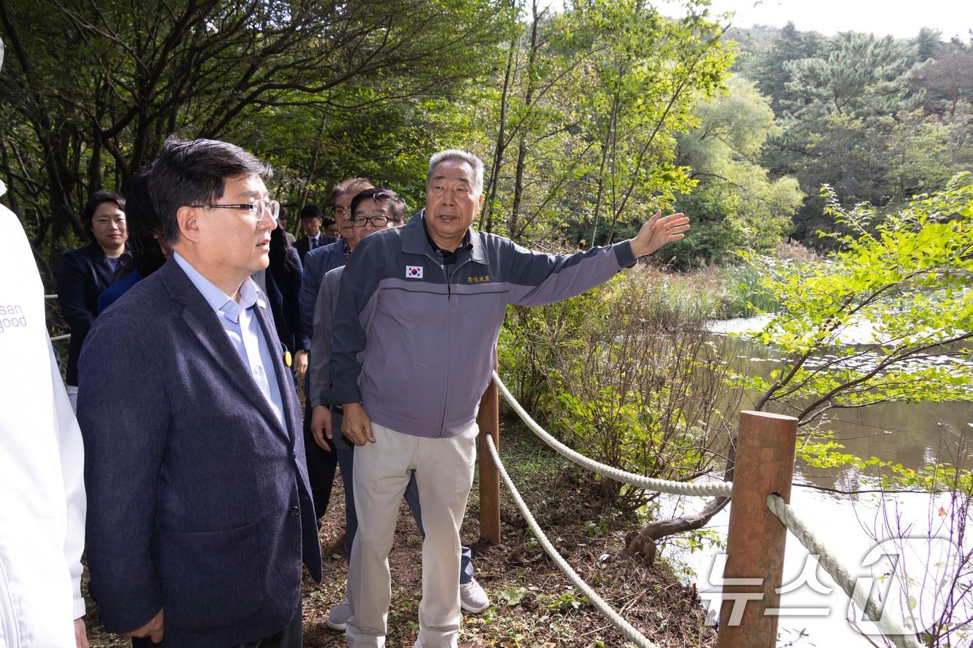 김성환 기후에너지환경부 장관이 15일 부산 금정구 금정산국립공원 예정지 내 남문습지를 방문해 국립공원 관계자로부터 금정산의 자연생태계와 국립공원 지정 이후 보전·관리계획 설명을 듣고 있다. (기후환경에너지부 제공. 재판매 및 DB 금지) 2025.10.15/뉴스1