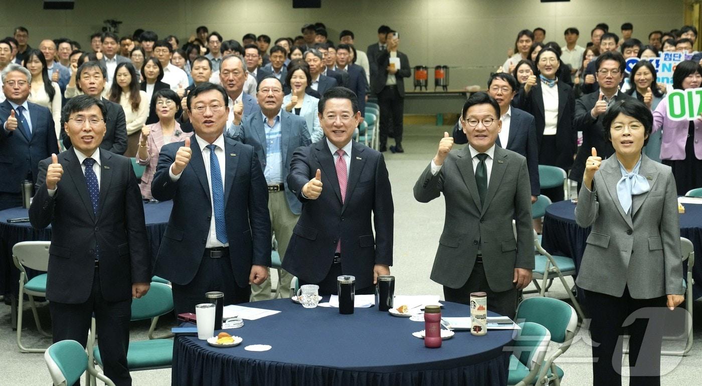 김영록 전라남도지사가 15일 오전 도청 왕인실에서 열린 공감과 소통을 위한 ‘10월 정례조회’에서 직원들과 기념촬영을 하고 있다.&#40;전남도 제공. 재판매 및 DB금지&#41; 2025.10.15/뉴스1 