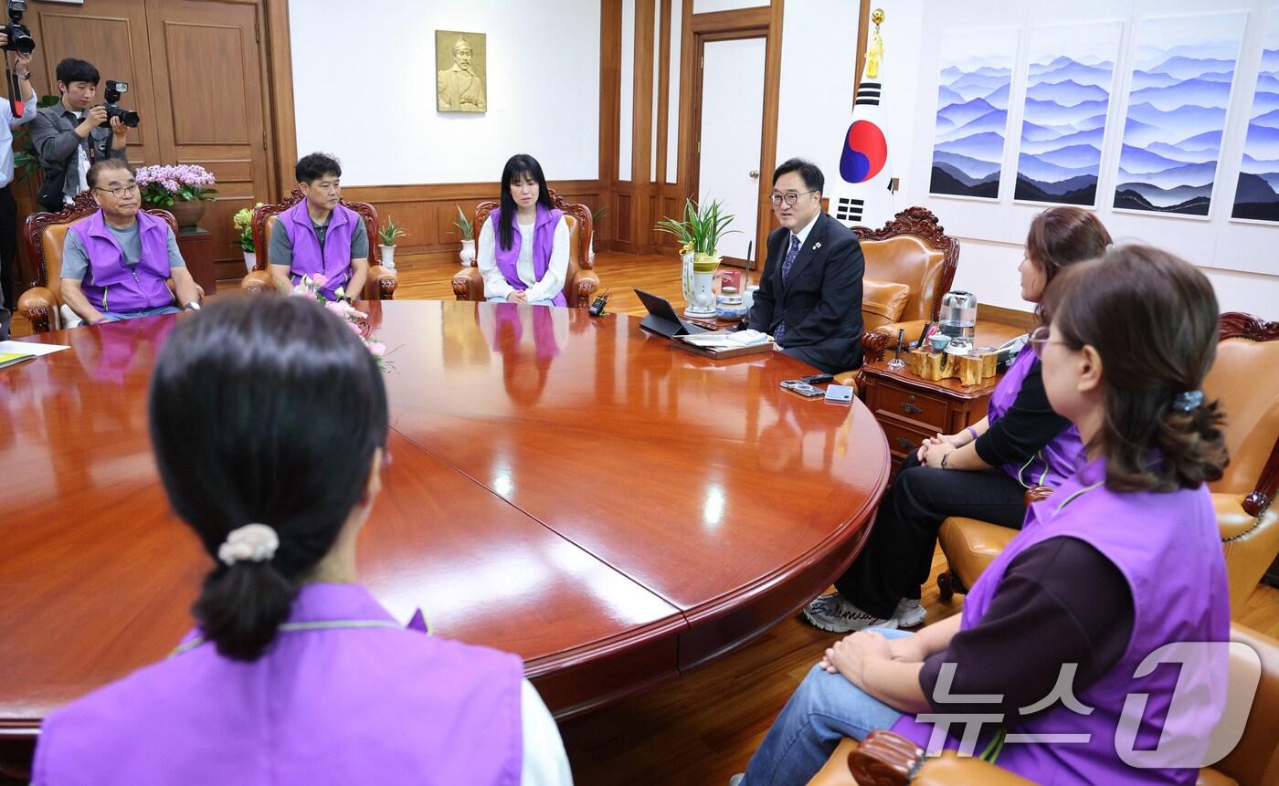 우원식 국회의장이 15일 서울 여의도 국회 의장실에서 10·29 이태원참사 유가족들을 접견하고 있다. 2025.10.15/뉴스1 ⓒ News1 신웅수 기자