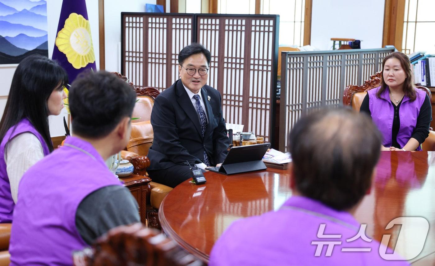 우원식 국회의장이 15일 서울 여의도 국회 의장실에서 10·29 이태원참사 유가족들을 접견하고 있다. 2025.10.15/뉴스1 ⓒ News1 신웅수 기자