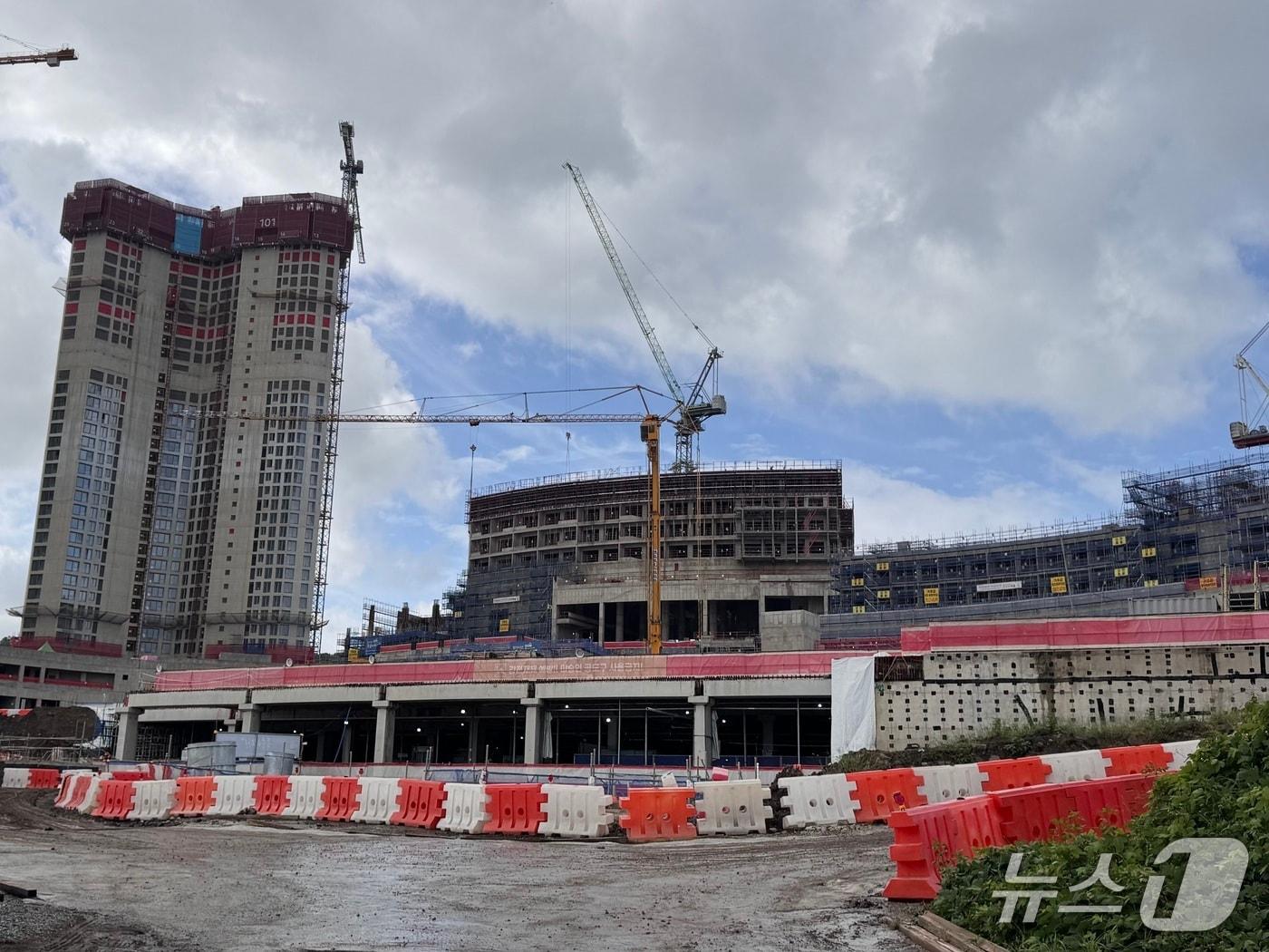 본문 이미지 - 15일 찾은 울산 강동 롯데리조트 공사 현장. 현재까지 공정률 55%를 기록하고 있다. 2025.10.15. ⓒ 뉴스1 김세은 기자