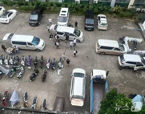 본문 이미지 - 12일 한 텔레그램 채널에서 &#39;내일 캄보디아 시아누크빌에서 단속이 있을 예정&#39;이라며 &#39;시아누크빌의 &#39;카이보 1&#39; 건물에서는 다수의 회사들이 철수 중&#39;이라는 설명과 함께 올라온 사진/사진=텔레그램