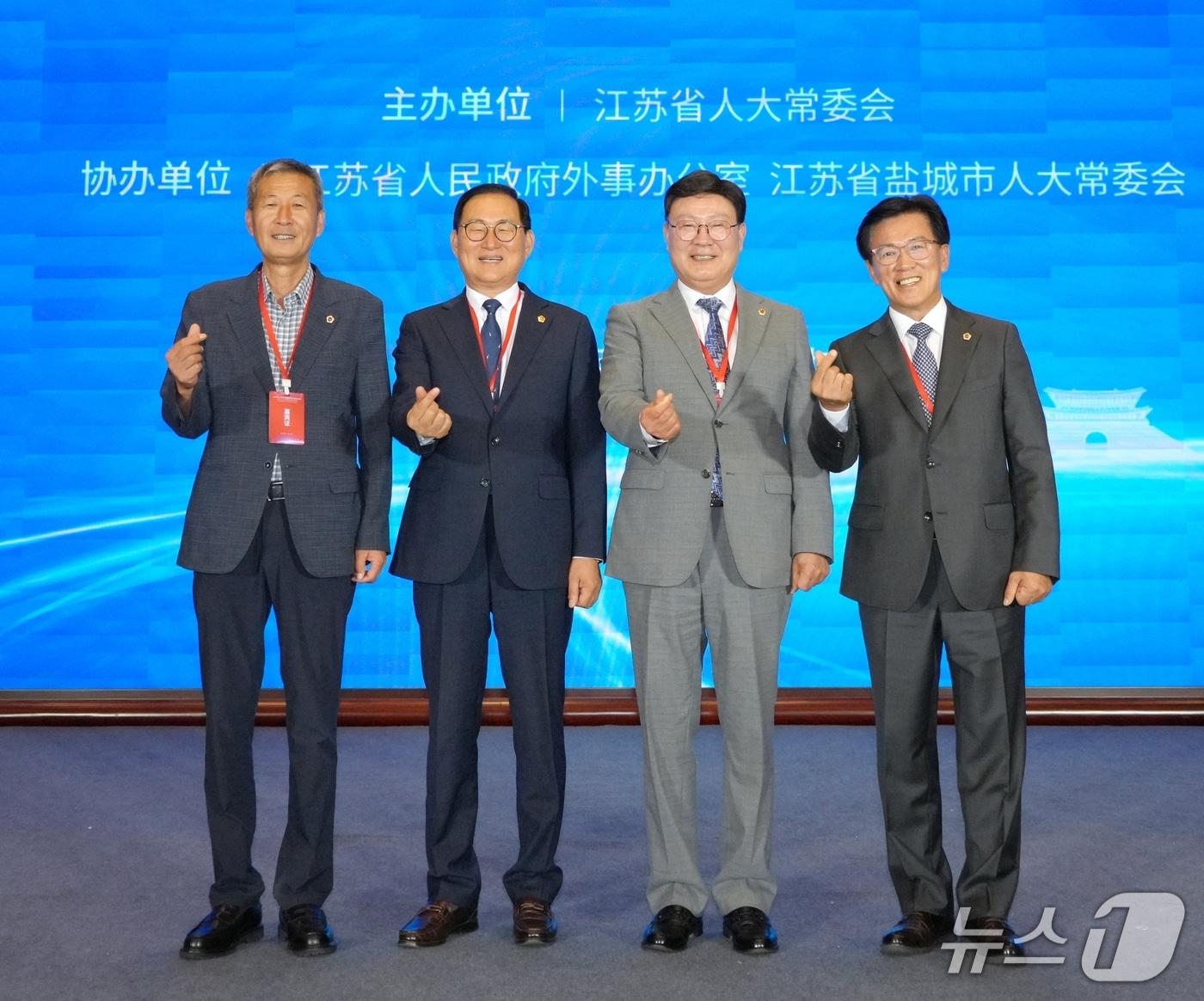 본문 이미지 - 15일 전북도의회  문승우 의장&#40;왼쪽 세번째&#41;와 이명연 부의장&#40;오른쪽 첫번째&#41;, 임승식  농업복지환경위원장&#40;왼쪽 두번째&#41;, 박정규 문화안전소방위원장이 중국 장쑤성 옌청시에서 열린 원탁회의에 참석했다.&#40;의회제공. 재판매 및 DB금지&#41;2025.10.15/뉴스1