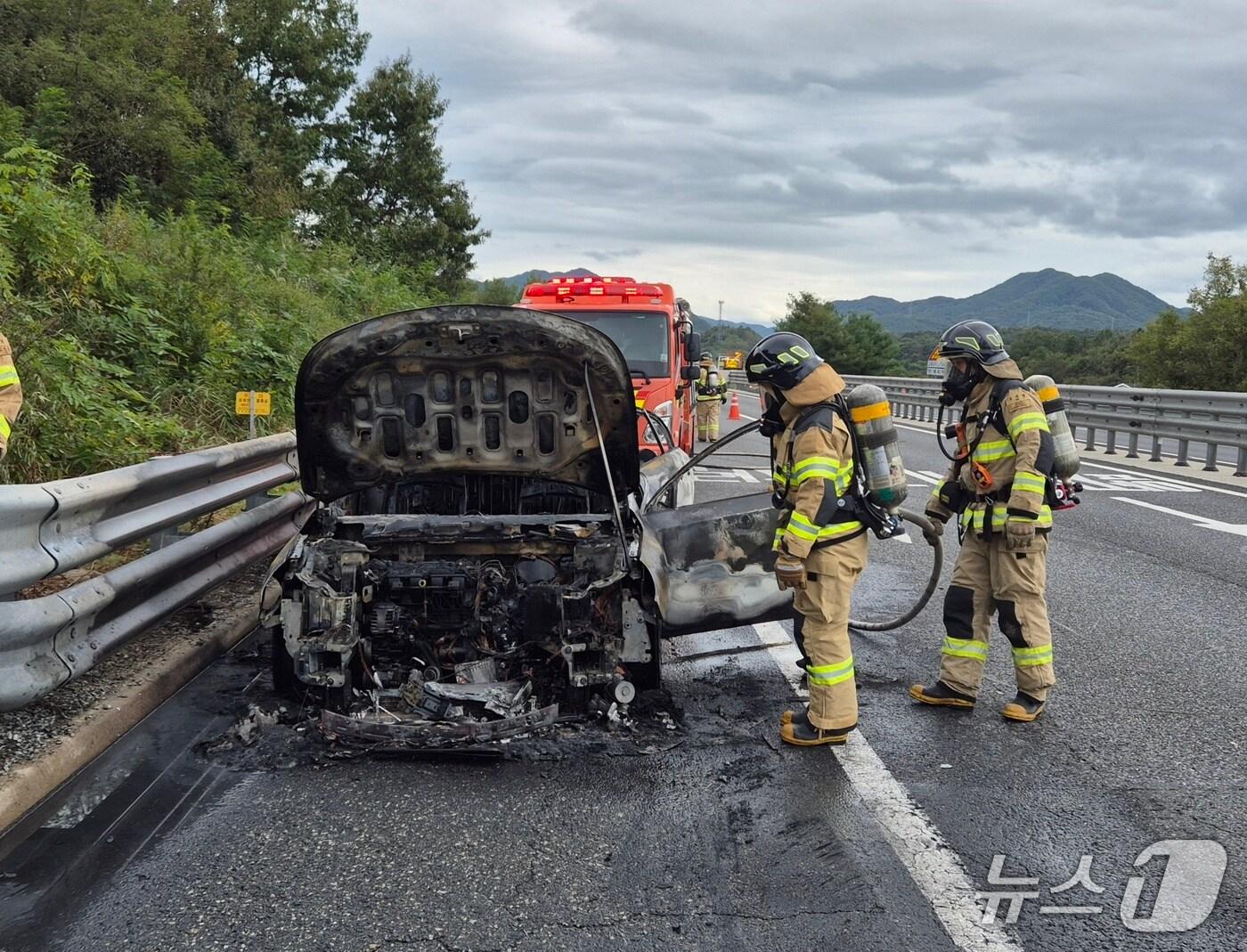 본문 이미지 - 금산 대전통영고속도로 차량 화재 현장. (금산소방서 제공, 재판매 및 DB금지) / 뉴스1 
