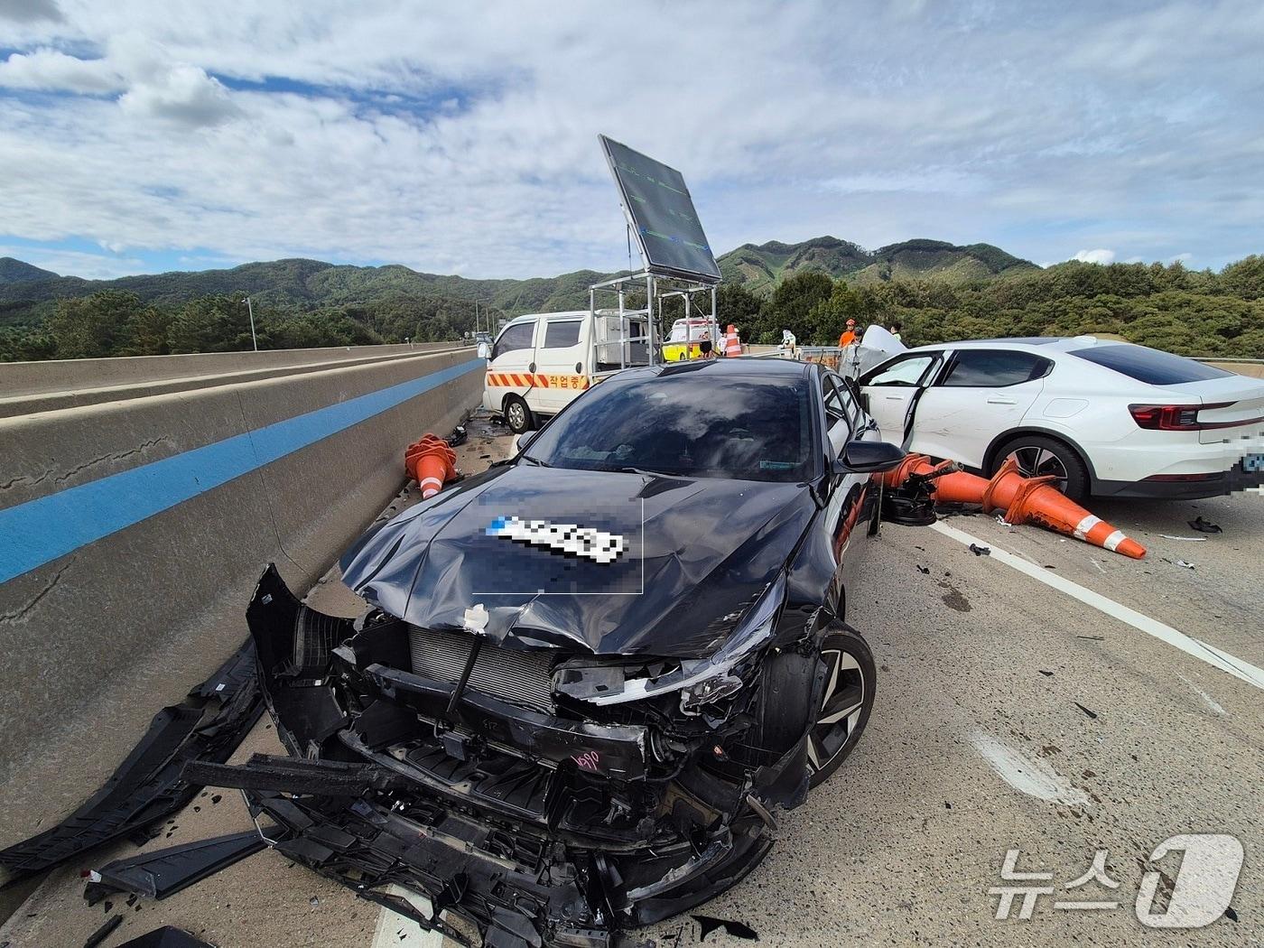 본문 이미지 -  당진대전고속도로 교통사고 현장. (공주소방서 제공, 재판매 및 DB금지) / 뉴스1