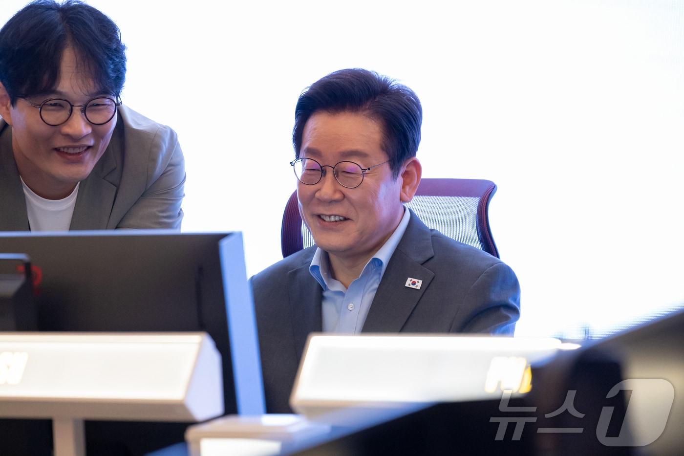 이재명 대통령이 15일 서울 성동구 펍지 성수에서 열린 K-게임 현장 간담회에서 &#39;크래프톤&#39; 신작 게임 &#39;인조이&#39; 체험을 하고 있다. &#40;대통령실 제공. 재판매 및 DB 금지&#41; 2025.10.15/뉴스1 ⓒ News1 이재명 기자