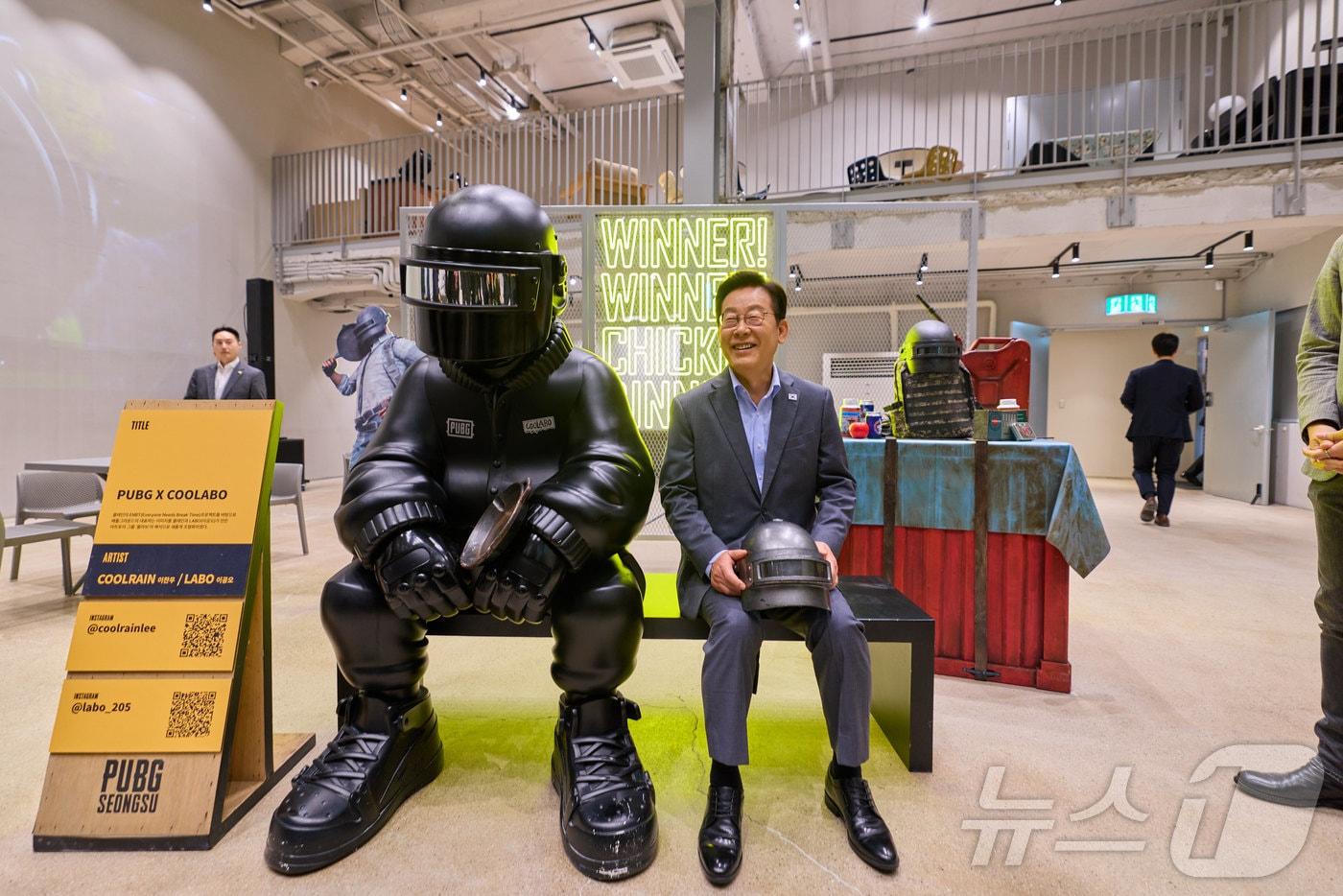 이재명 대통령이 15일 서울 성동구 펍지 성수에서 열린 K-게임 현장 간담회에서 게임 &#39;배틀 그라운드&#39; IP를 활용한 공간 관람을 하고 있다. &#40;대통령실 제공. 재판매 및 DB 금지&#41; 2025.10.15/뉴스1 ⓒ News1 이재명 기자