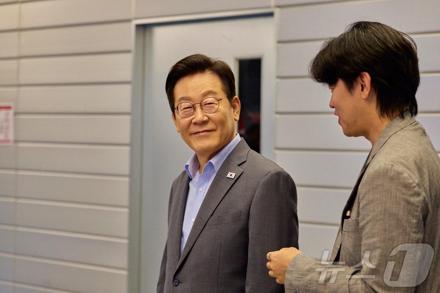 이재명 대통령이 지난 15일 서울 성동구 펍지 성수에서 열린 K-게임 현장 간담회에서 게임 관련 공간 관람하는 모습.&#40;대통령실 제공. 재판매 및 DB 금지&#41; 2025.10.15/뉴스1 ⓒ News1 이재명 기자