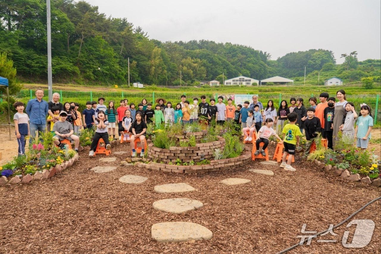 본문 이미지 - 농촌진흥청이 2025년 선정한 &#39;21회 생활원예·치유농업 중앙경진대회&#39;에서 국무총리상을 수상한 경남 남해 도마초등학교. &#40;농진청 제공&#41; 