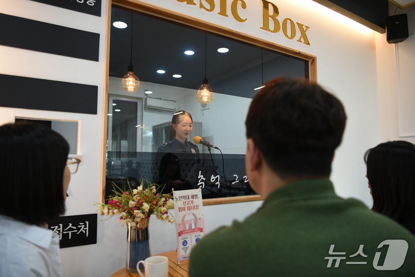  충주경찰서 전통시장 라디오방송 보이스피싱 예방 활동.&#40;충주경찰서 제공. 재판매 및 DB금지&#41;/뉴스1