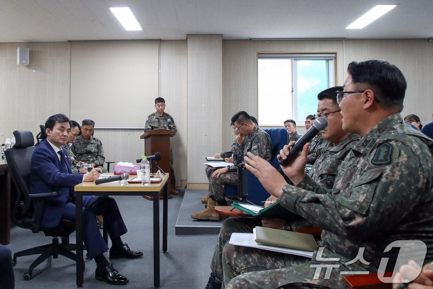 안규백 국방부 장관이 15일 동부전선 최전방 22사단을 방문해 장병 복무여건 개선에 대한 현장의 목소리를 경청하고, 인공지능&#40;AI&#41; 기반 경계작전체계를 점검하고 있다. &#40;국방부 제공. 재판매 및 DB 금지&#41; 2025.10.15/뉴스1