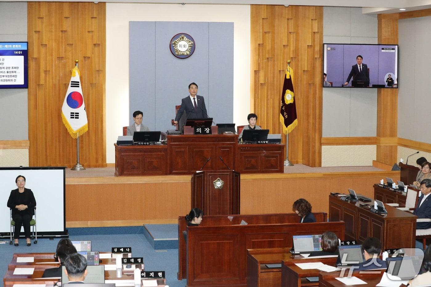 울산 남구의회 이상기 의장이 15일 남구의회 본회의장에서 열린 제273회 임시회에서 의사봉을 두드리고 있다. &#40;울산 남구의회 제공. 재판매 및 DB금지&#41;/뉴스1