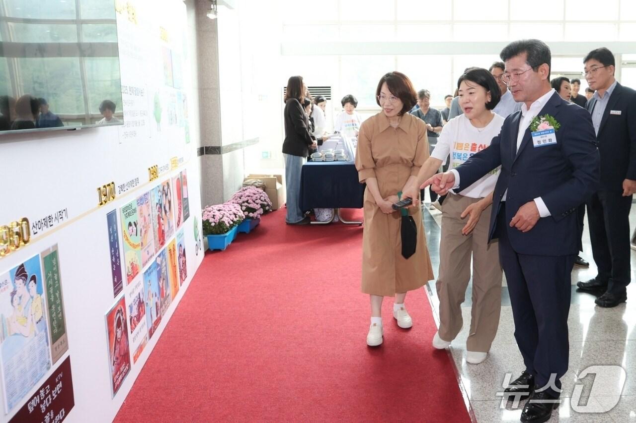 본문 이미지 - 정인화 시장이 지난 14일  광양커뮤니티센터에서  열린&#39;인구정책 표어 변천사&#39; 전시회에 참석했다.&#40;광양시 제공&#41;