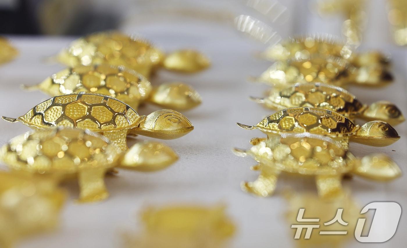 지난 15일 오후 서울 종로구 한국금거래소에 금이 진열돼 있다.  2025.10.15/뉴스1 ⓒ News1 김민지 기자