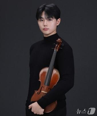 본문 이미지 - 오사카 아베노구민센터에서 열린 제26회 오사카국제음악콩쿠르 결선에서 18세 이하 현악 부문 1등을 수상한 강원 강릉 출신 정의윤 군.(가족 제공, 재판매 및 DB 금지) 2025.10.15/뉴스1