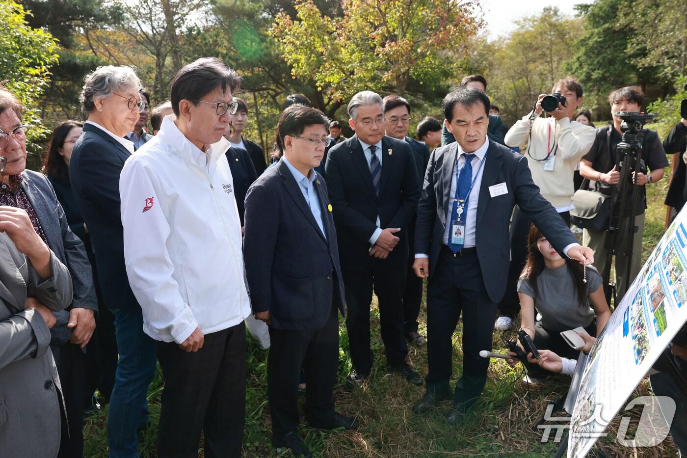 박형준 부산시장과 김성환 기후에너지환경부 장관과 함께 15일 금정산국립공원 예정지를 방문해 국립공원 관계자로부터 설명을 듣고 있다.(부산시 제공. 재판매 및 DB금지)