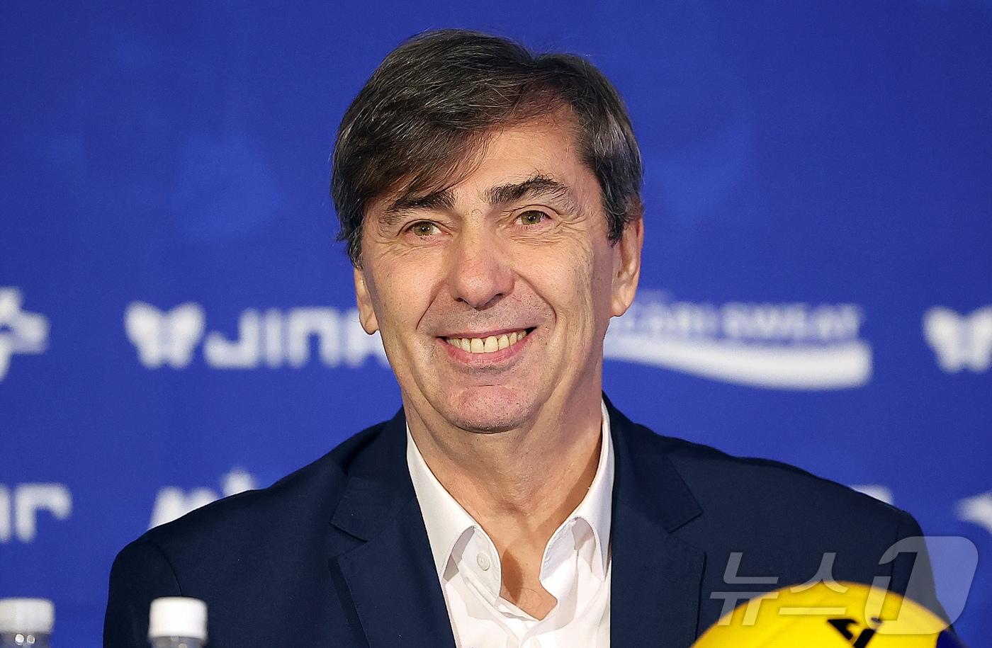 현대캐피탈 필립 블랑 감독이 15일 오후 서울 강남구 청담동 리베라호텔에서 열린 프로배구 진에어 2025-2026 V리그 남자부 미디어데이에 참석해 미소를 짓고 있다. 2025.10.15/뉴스1 ⓒ News1 김진환 기자