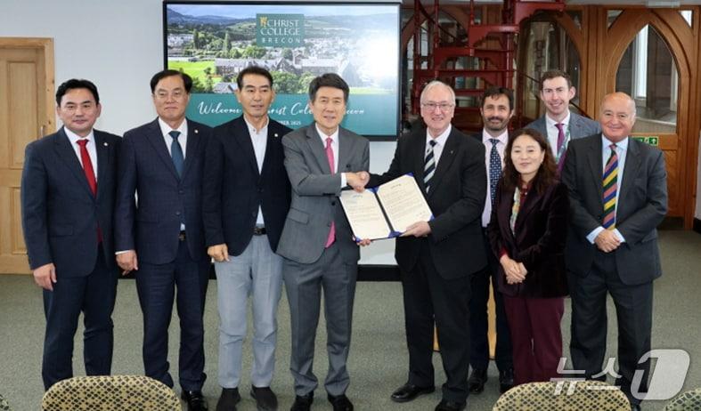 본문 이미지 - 이강덕 경북 포항시장과   영국 왕립학교 크리이스트 칼리지 브레콘  마이클 데이비스  이사장이 포항 국제학교 설립 협력 방안 등에 대해 논의한 후 기념촬영을 하고 있다. (포항시제공, 재판매 및 DB금지) 2025.10.15/뉴스1 