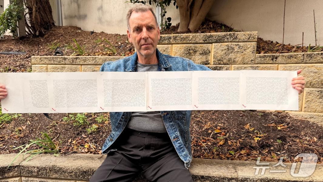 본문 이미지 - 본래 이름이 '로런스 그레고리 왓킨스'였던 65세 호주 남성은 2253단어가 넘는 이름을 보유해 기네스북에 등재됐다. 왓킨스가 자신의 이름이 적힌 종이를 펼쳐 보이고 있다. (출처=기네스 월드 레코드 웹사이트)