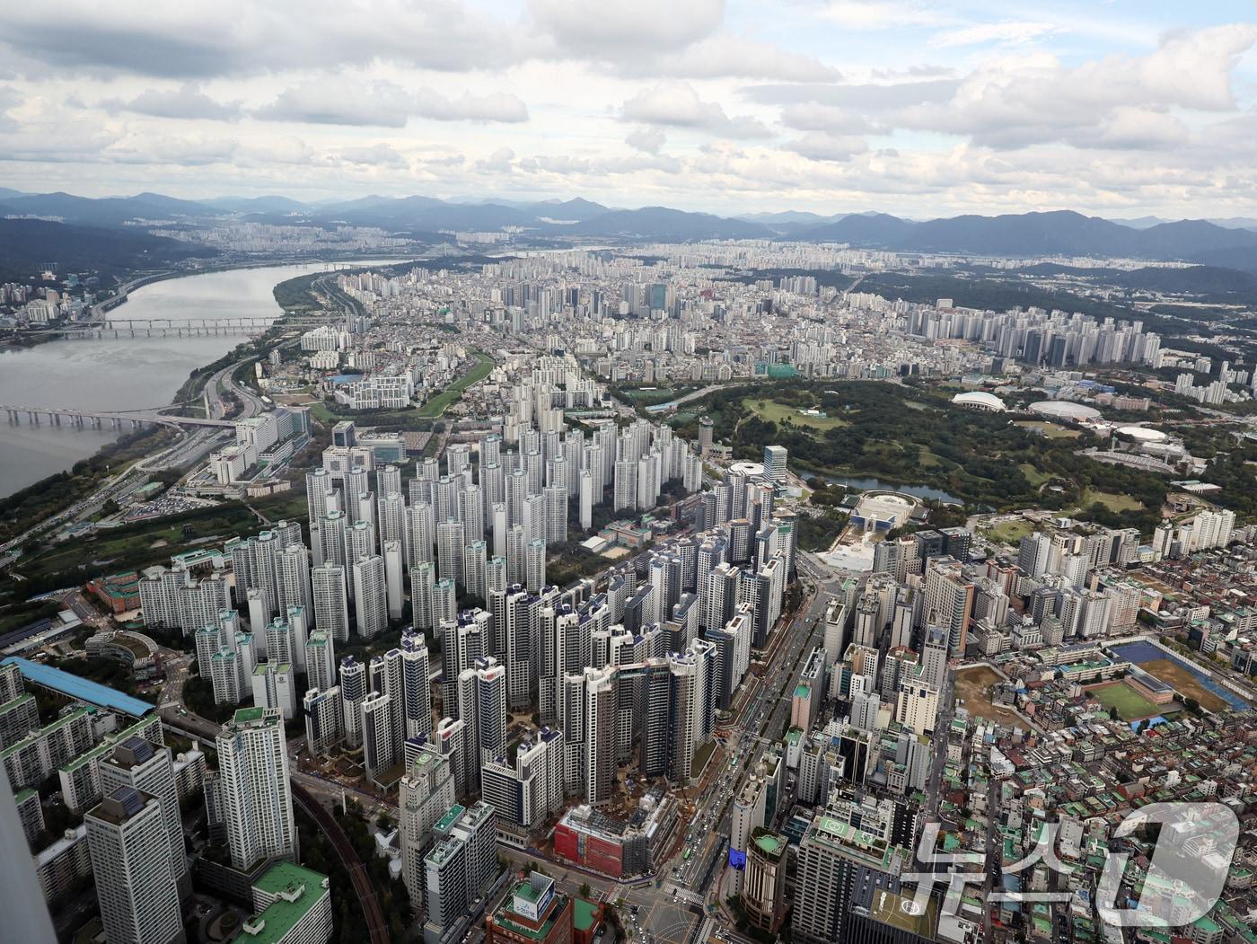 본문 이미지 -  서울 송파구 롯데월드타워에서 바라본 아파트 단지. 2025.10.15/뉴스1 ⓒ News1 황기선 기자