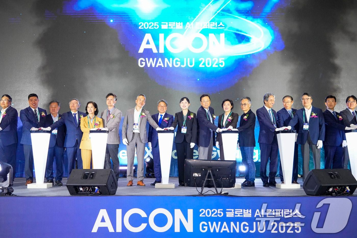 강기정 광주시장이 15일 오전 서구 김대중컨벤션센터에서 열린 &#39;글로벌AI콘퍼런스 아이콘&#40;AICON&#41; 광주 2025&#39; 개막식에 참석해 개막 퍼포먼스를 하고 있다.&#40;광주시 제공. 재판매 및 DB 금지&#41; 2025.10.15/뉴스1 