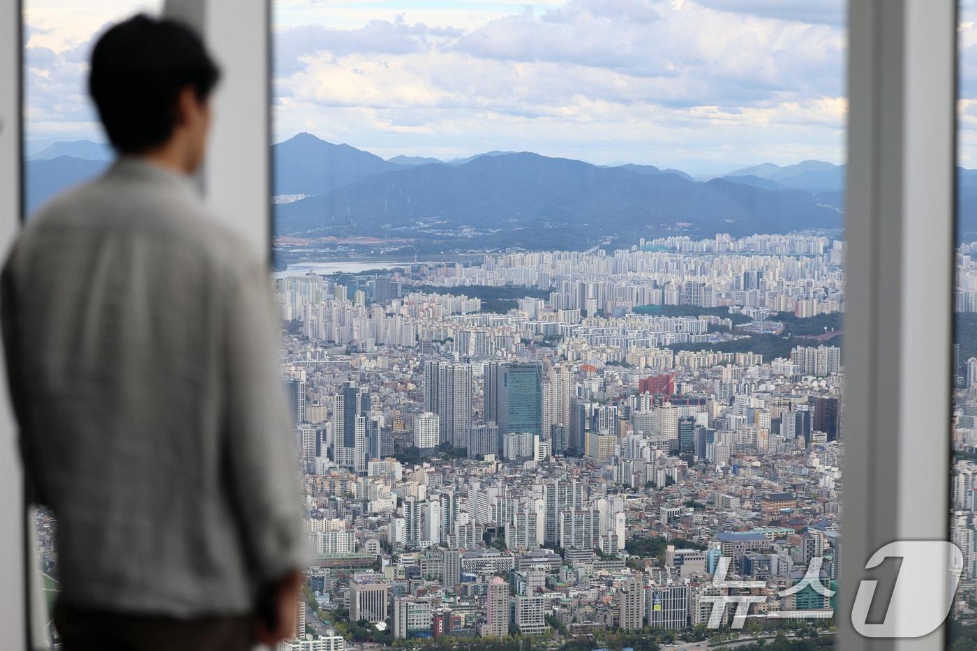 정부가 지난 15일 부동산 관계장관회의를 열고 &#39;주택시장 안정화 대책&#39;을 확정·발표했다. 사진은 이날 서울 송파구 롯데월드타워에서 바라본 아파트 단지. 2025.10.15/뉴스1 ⓒ News1 황기선 기자