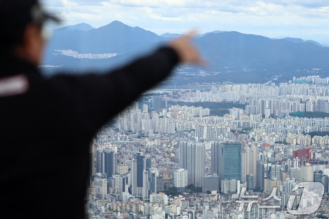 정부가 15일 부동산 관계장관회의를 열고 &#39;주택시장 안정화 대책&#39;을 확정·발표했다. 사진은 이날 서울 송파구 롯데월드타워에서 바라본 아파트 단지. 2025.10.15/뉴스1 ⓒ News1 황기선 기자