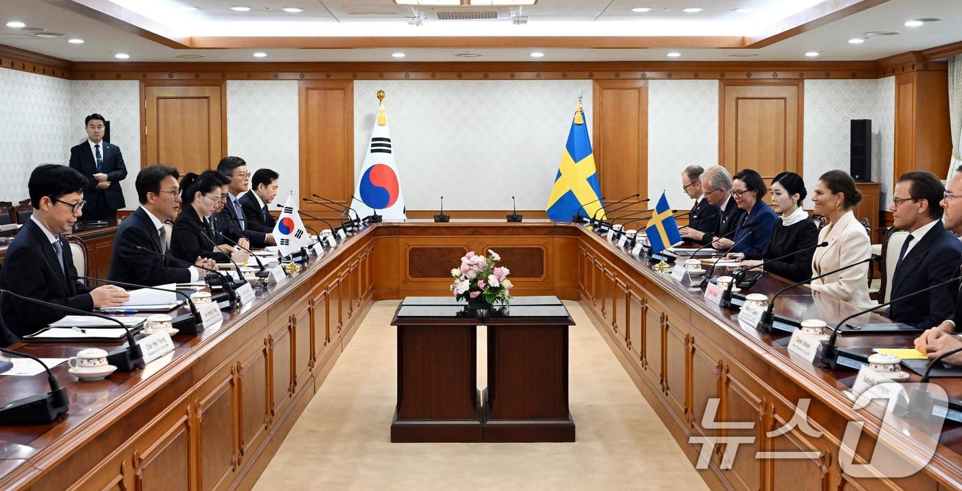 본문 이미지 - 김민석 국무총리가 지난해 서울 종로구 정부서울청사에서 스웨덴 왕위 계승권자로 방한한 빅토리아 잉그리드 알리스 데씨리에 스웨덴 왕세녀와 면담을 갖고 있다. 2025.10.15/뉴스1 ⓒ News1 청사사진기자단