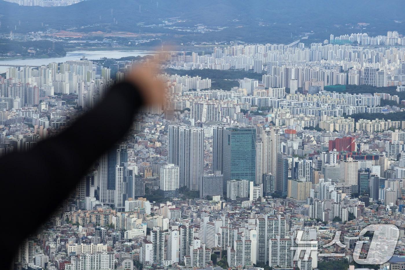 정부가 부동산 관계장관회의를 열고 &#39;주택시장 안정화 대책&#39;을 확정·발표한 15일 서울 송파구 롯데월드타워에서 바라본 아파트 단지. 2025.10.15/뉴스1 ⓒ News1 황기선 기자