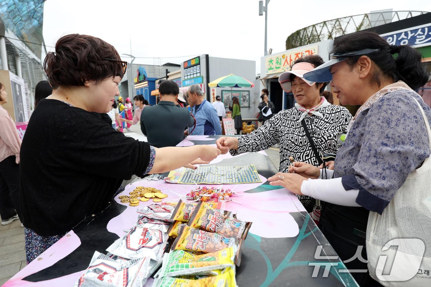 제22회 광주추억의 충장축제가 개막하는 15일 광주 동구 빛의 읍성 일원에 마련된 추억의 거리에서 시민들이 뽑기 놀이를 하고 있다. 2025.10.15/뉴스1 ⓒ News1 이승현 기자