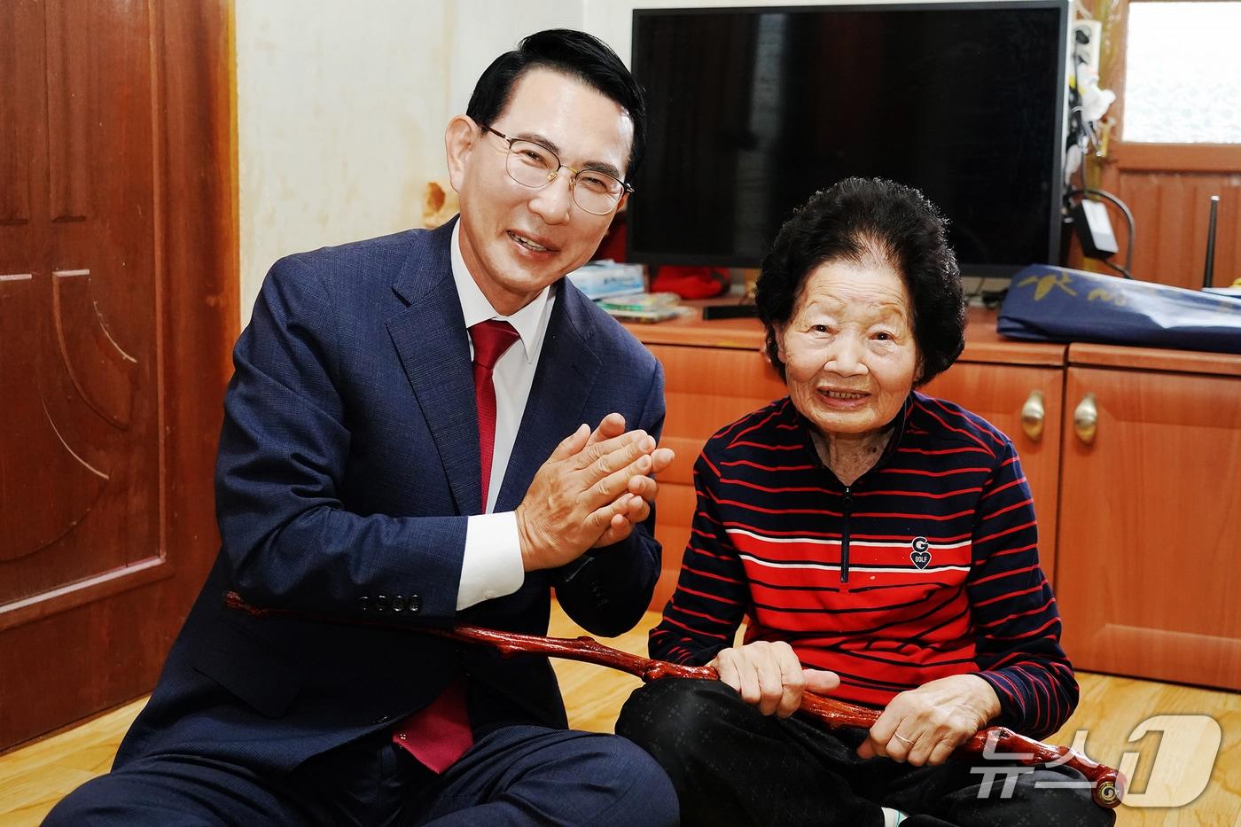 지난 14일 이완섭 서산시장이 성연면 평리에 거주하는 이상희 어르신께 청려장을 전달하고 기념촬영을 하고 있다.&#40;서산시 제공. 재판매 및 DB금지&#41;2025.10.15/뉴스1