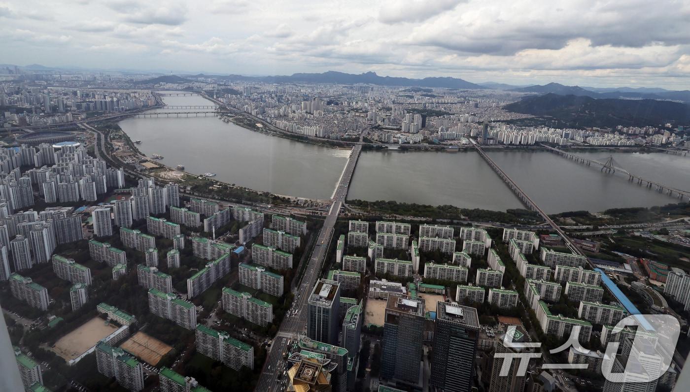 서울 송파구 롯데월드타워에서 바라본 아파트 단지. 2025.10.15/뉴스1 ⓒ News1 황기선 기자
