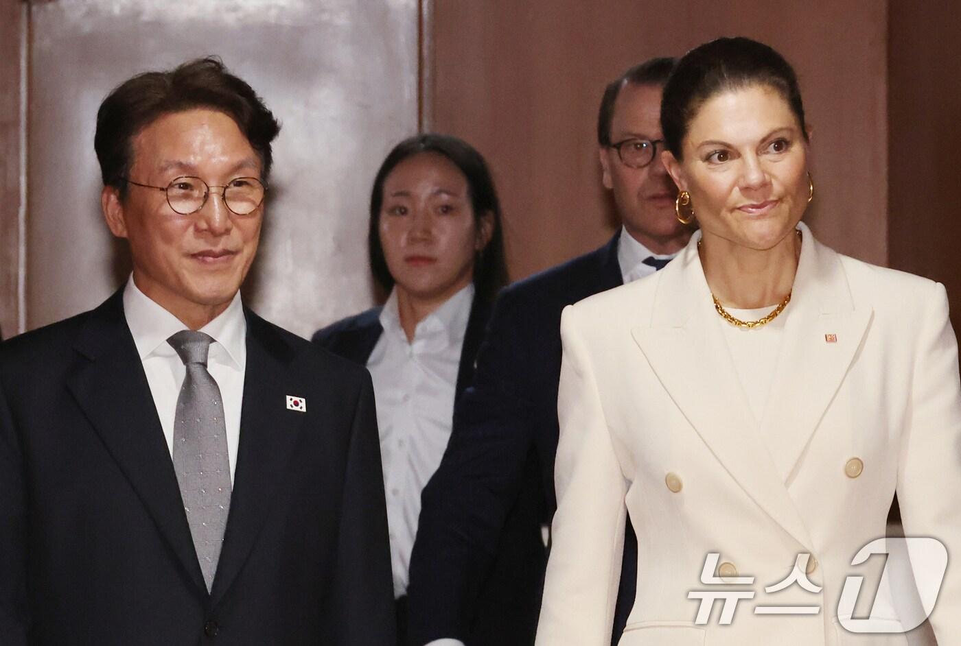 김민석 국무총리와 빅토리아 잉그리드 알리스 데시리에 스웨덴 왕세녀가 15일 서울 종로구 정부서울청사에서 면담을 위해 이동하고 있다. 2025.10.15/뉴스1 ⓒ News1 청사사진기자단