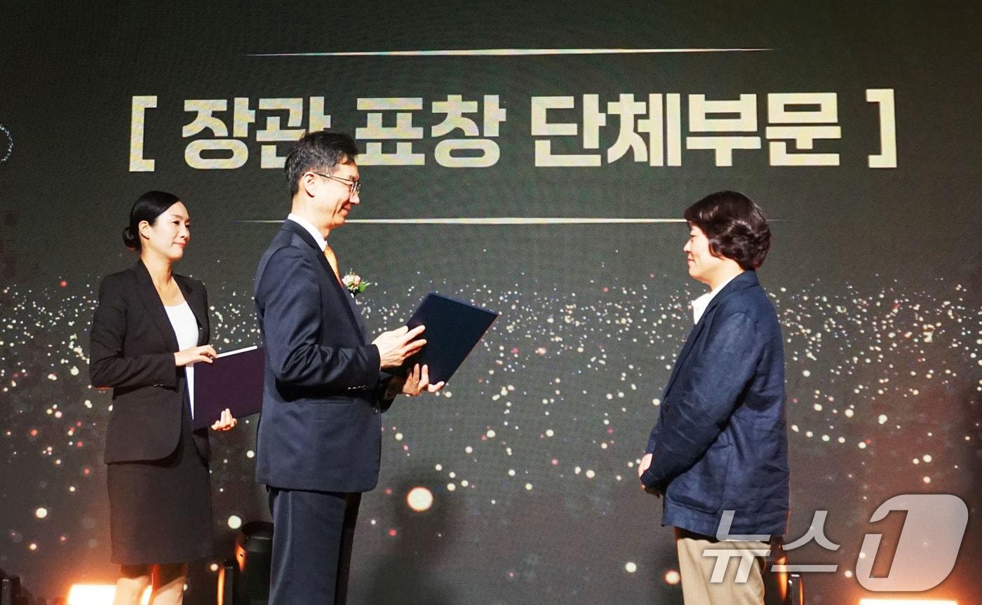 광주광역정신건강복지센터가 15일 서울 웨스틸 조선호텔에서 열린 &#39;2025년 보건복지부 정신건강의 날 기념행사&#39;에서 보건복지부 장관 표창을 받고 있다.&#40;광주시 제공. 재판매 및 DB 금지&#41; 