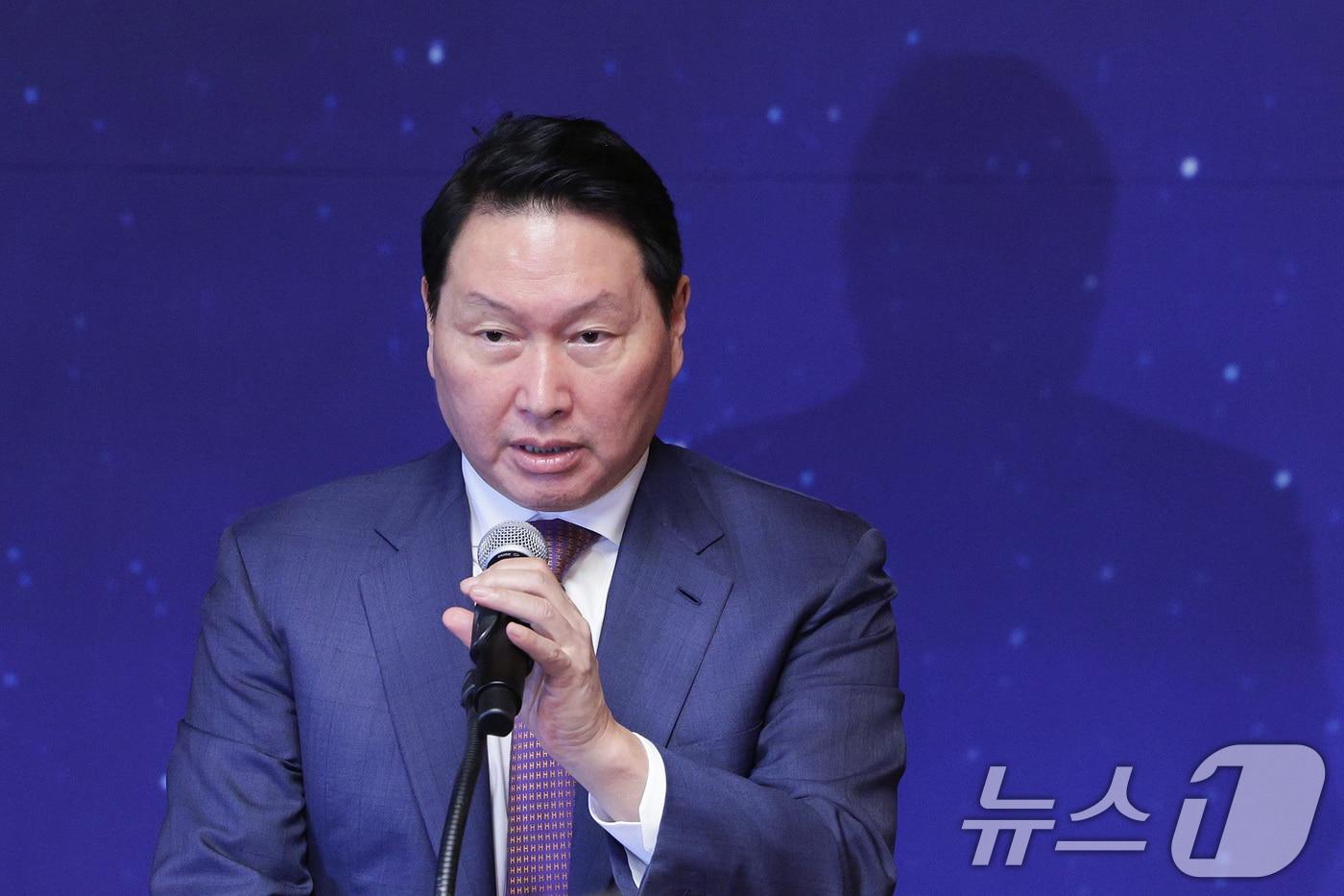 최태원 대한상의 회장이 15일 서울 여의도 국회 사랑재에서 열린 국회 사회적 대화 공동 선언식에서 인사말을 하고 있다. 2025.10.15/뉴스1 ⓒ News1 신웅수 기자