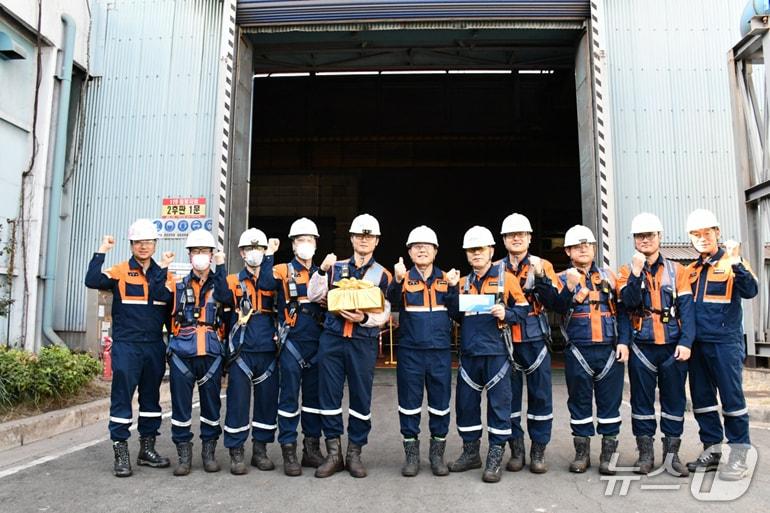 본문 이미지 - 포스코 포항제철소가 근로자들의 안전과 설비 고장 등을 예방하기 위해 매년 4~5개 공장을 선정해 혁신공장 프로그램을 운영한다. 사진은 혁신활동 프로그램의 모범 사례로 꼽힌 2후판 공장 직원들.&#40;포스코 포항제철소 제공, 재판매 및 DB금지&#41; 2025.10.15/뉴스1