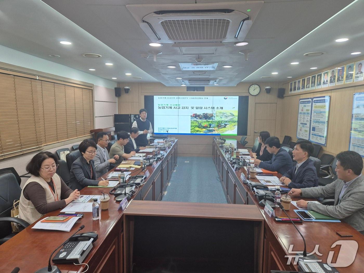 본문 이미지 - 강원특별자치도 소방본부, ‘농업기계 사고 대응 협력체계 구축’ 관계기관 회의.(도농업기술원 제공, 재판매 및 DB금지)