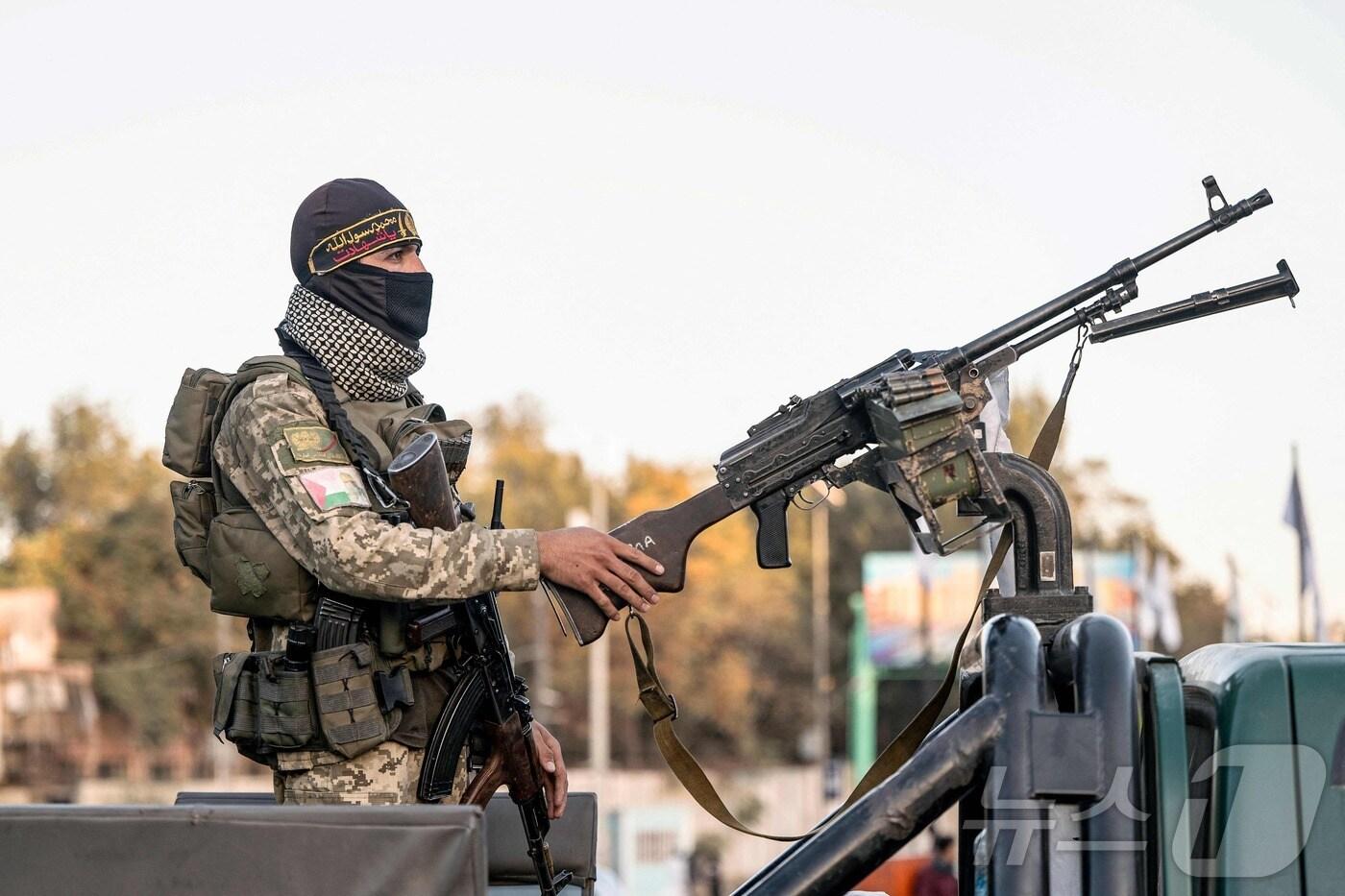 13일&#40;현지시간&#41; 아프가니스탄 카불의 한 거리에서 탈레반 군인이 군용 차량에서 경계 근무를 서고 있다 2025.10.13 ⓒ AFP=뉴스1 ⓒ News1 김지완 기자