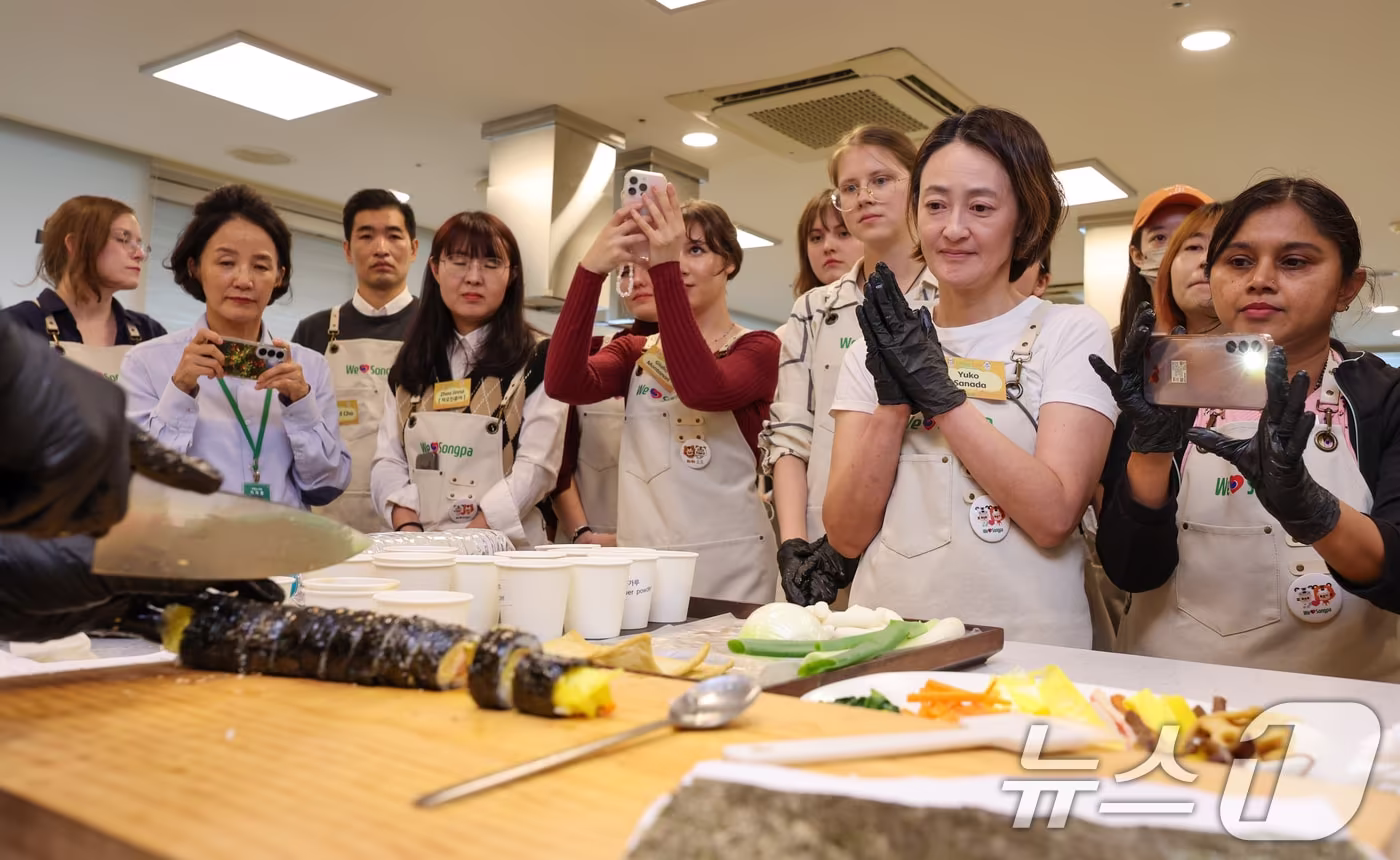 서울 송파구 가락몰 쿠킹스튜디오에서 열린 코리안푸드 쿠킹클래스에서 외국인들이 김밥 만드는 과정을 지켜보고 있다.2025.10.15/뉴스1 ⓒ News1 안은나 기자