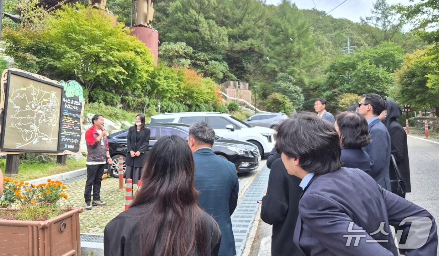 15일 몽골 경제자유구역청장을 비롯한 관계자 20여 명이 충북 증평을 방문해 좌구산 등 증평투어패스 가맹시설을 둘러보고 있다.(증평군 제공, 재판매 및 DB금지)/뉴스1