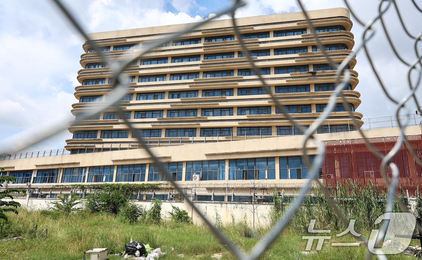 최근 캄보디아에서 한국인 대상 취업사기 및 감금 사건 등 각종 범죄에 연루되는 사례가 잇따르고 있다. 사진은 15일&#40;현지시간&#41; 캄보디아 프놈펜 주요 범죄 단지로 알려진 망고단지. 2025.10.15/뉴스1 ⓒ News1 김도우 기자