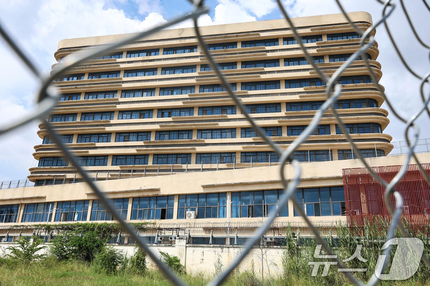 최근 캄보디아에서 한국인 대상 취업사기 및 감금 사건 등 각종 범죄에 연루되는 사례가 잇따르고 있다. 사진은 15일&#40;현지시간&#41; 캄보디아 프놈펜 주요 범죄 단지로 알려진 망고단지. 2025.10.15/뉴스1 ⓒ News1 김도우 기자